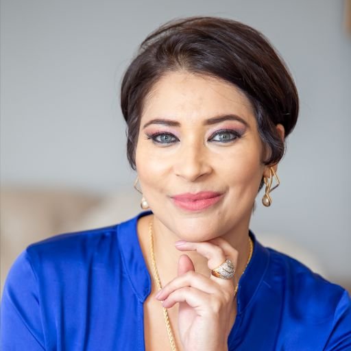 Dra. Daniele Florêncio sorrindo, de blusa azul