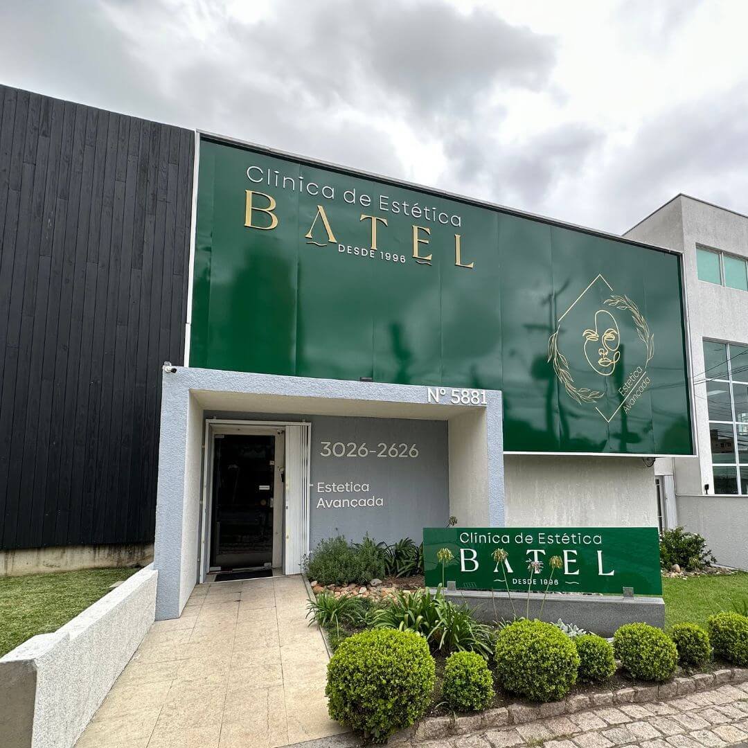 Fachada verde da Clínica de Estética Batel com letreiro dourado