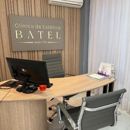 Sala de atendimento com painel ripado e letreiro Batel
